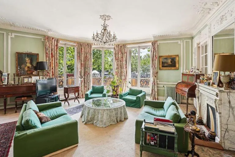 Haussmannien Apartment *