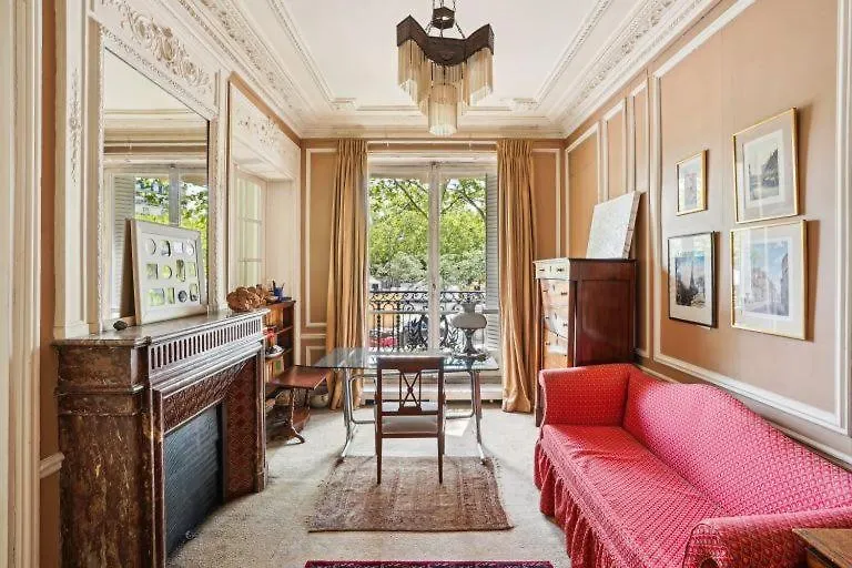 Haussmannien Apartment *